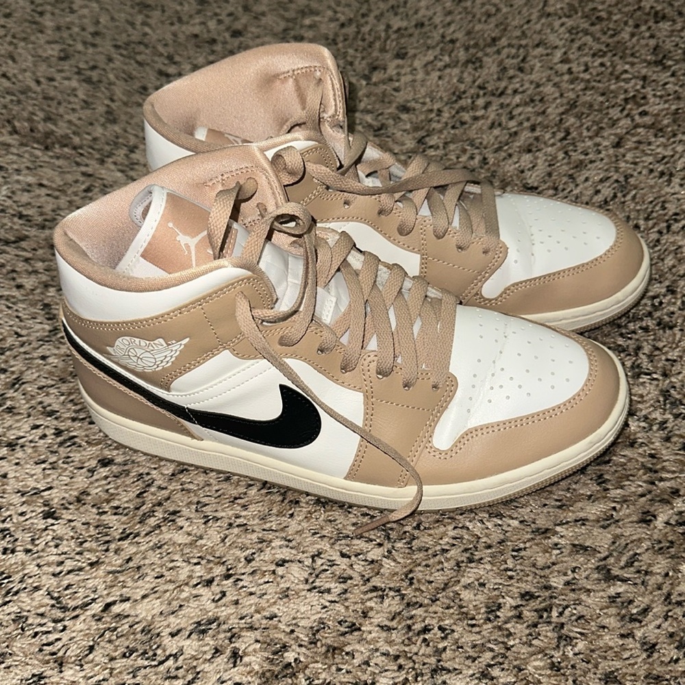 Jordan 1’s EUC tan black and cream